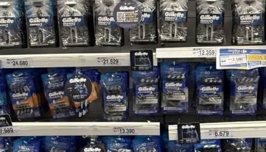 Las etiquetas de precio de la góndola, legibles
